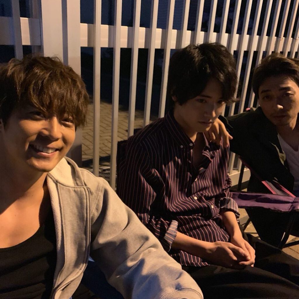 犯罪グループの森(#黒木啓司 さん)と佐伯(#渋谷謙人 さん)。
そして2人に挟まれて怯え気味？な秀明(#赤楚衛二 さん)です

こちらは夜の撮影の合間に…サイ...