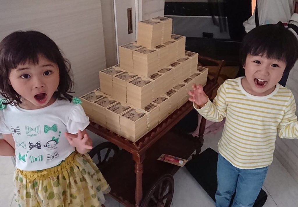 １話に登場した３億円の山 シェアハウスの一角で３億円を見つけてびっくり〜！の双子ちゃんです#森優理斗 #池谷美音

#わたし旦那をシェアしてた #小池栄子 #り...