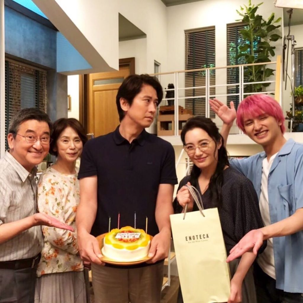 ‪先日、収録現場で #谷原章介 さんの誕生日をお祝いしました‬﻿
記念撮影中、賢治役の谷原さんが妻・葉子(#仲間由紀恵)の不倫相手・風太を演じる #瀬戸利樹 さ...