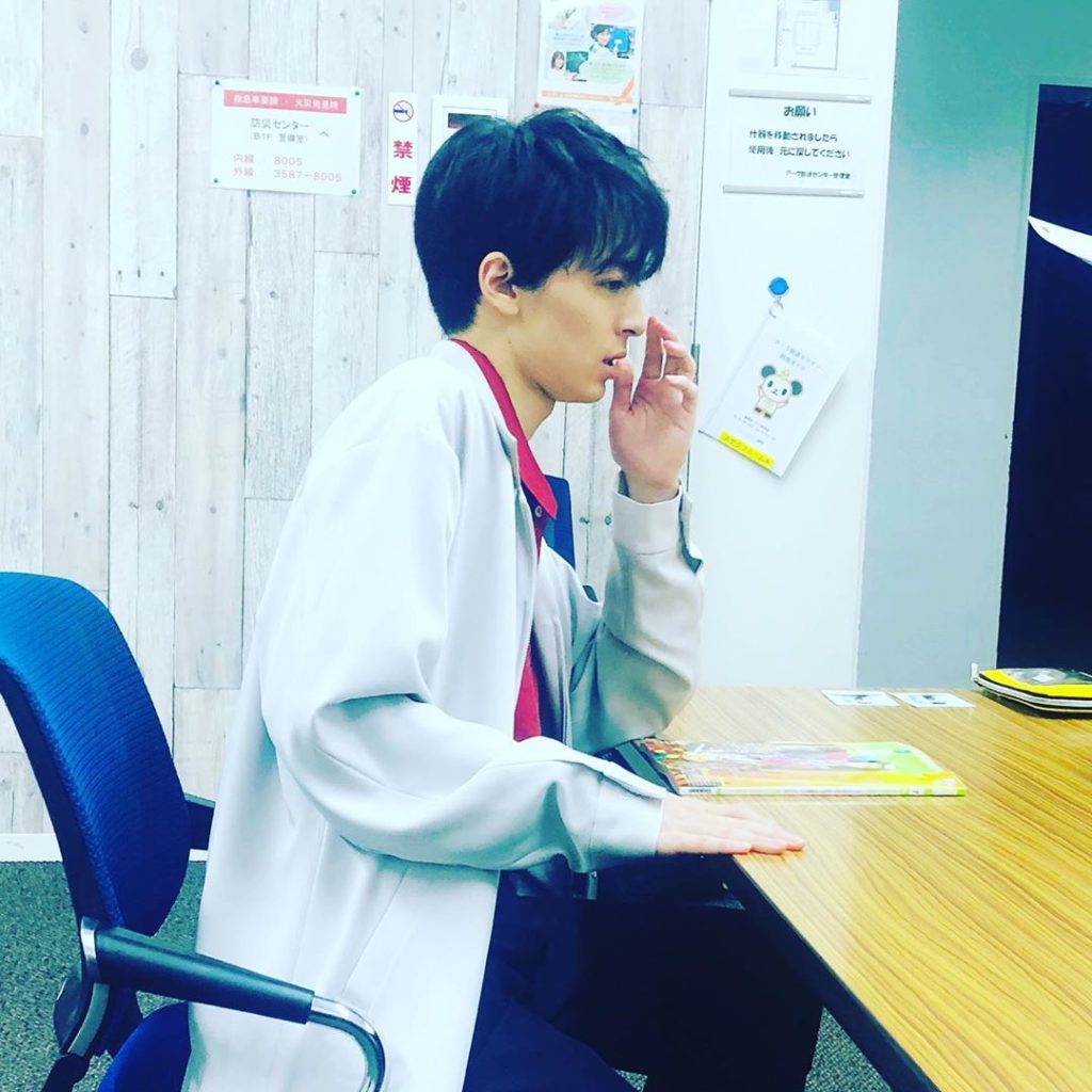 サイン撮影の隙間に取材を受ける高杉真宙くん。初の刑事役の意気込み話してくれました。この記事は7月5日発売の「ポポロ」で！
＃サイン ＃大森南朋 ＃松雪泰子 ＃飯...