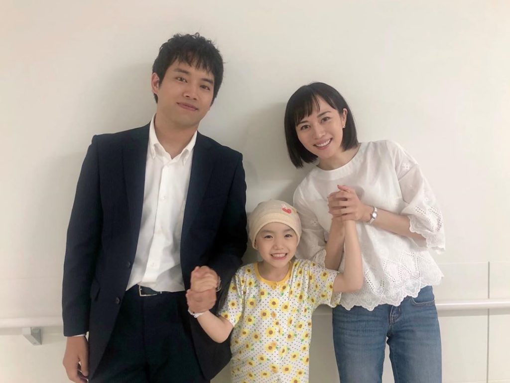 .
はなちゃんを囲む、ママとおじちゃん。
3人のほっこりする場面にもご注目を
休み時間にも、元気すぎる稲垣来泉ちゃん…
.
#TWOWEEKS #TW #火9ド...