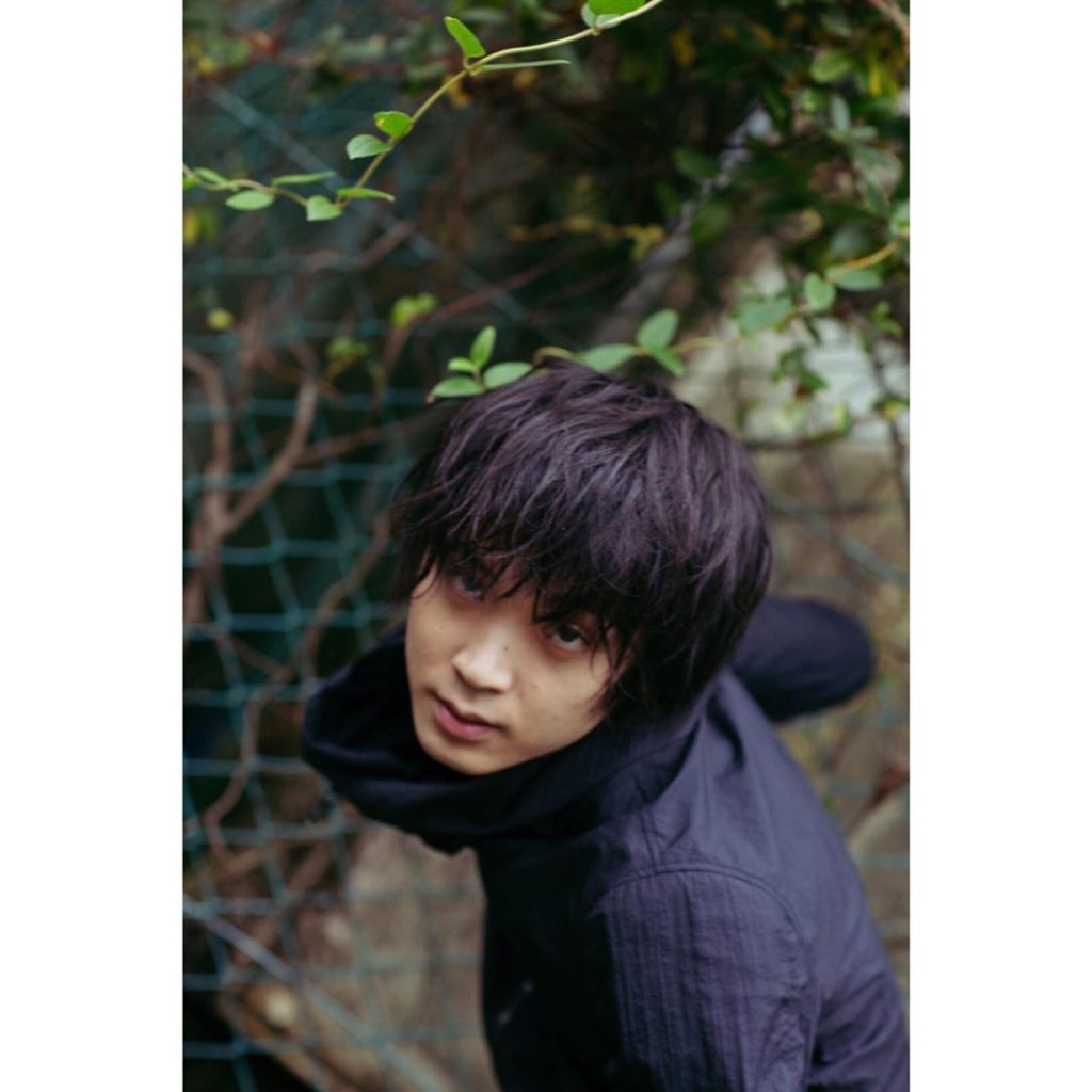 【TWO WEEKS 写真部 】
Photo by @takahiromiura_official 
全身黒づくめの服に身をまとった…謎の男。
ミステリアスな雰...