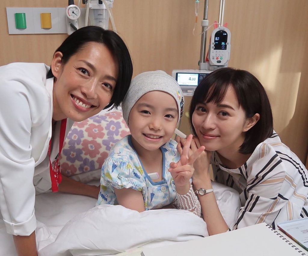 .
2話放送まであと2時間30分
病室での美人3ショットママと夏美先生と。
はなちゃんの天真爛漫さもあって、
撮影はいつも和やかな雰囲気で進んでいます
.
#T...