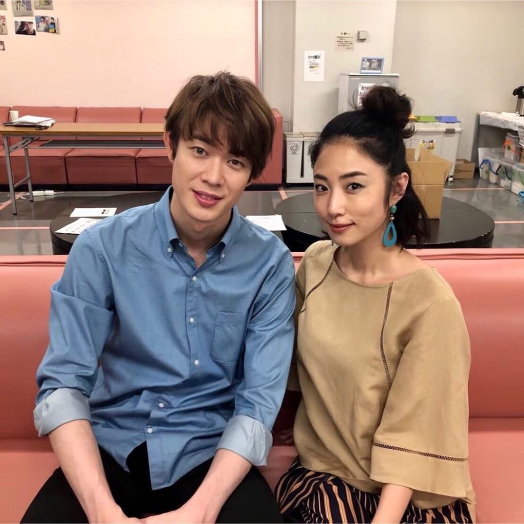 仲良し“姉弟”ショット
丈を演じる #宮沢氷魚 さんと、丈の姉・灯里を演じる #MEGUMI さん。
撮影の合間、宮沢さんやスタッフと原作漫画のお話で盛り上がっ...