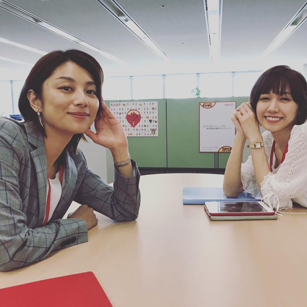 #わたし旦那をシェアしてた 第４話今夜11時59分放送です

晴美と香織、オフィスでのオフショット
妻たちを襲う“負の連鎖”…職場の関係にも暗雲2人に何が #小...