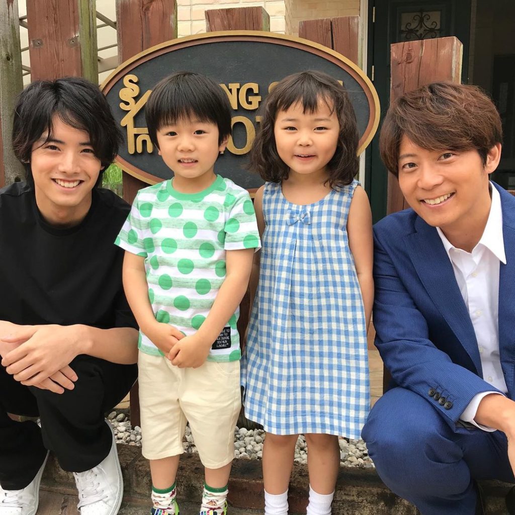 ‪#わたし旦那をシェアしてた ４話、あす夜11:59放送です‬ ‪シェアハウス前での微笑ましい4ショット‬
‪でもなぜ森雄作がシェアハウスにいるのかを考えると…...