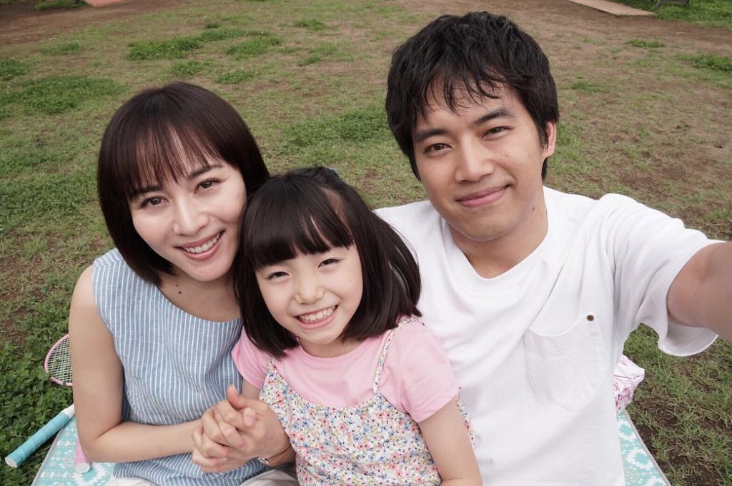 .
すみれママとおじちゃんと素敵な3ショット
来週放送の4話では、この写真のシーンも登場します！
はなはみんなのコトが大好きなんです...
.
#TWOWEEK...