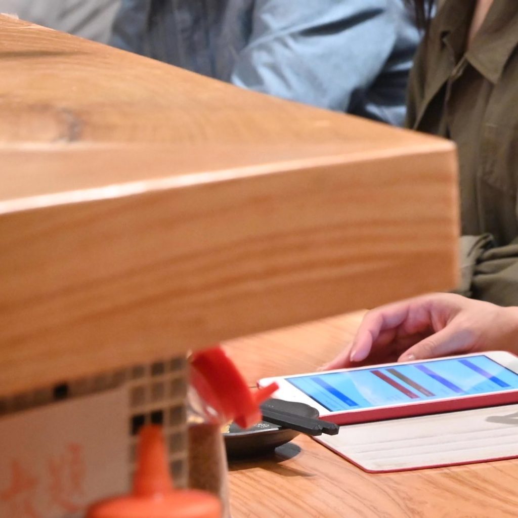 #わたし旦那をシェアしてた ４話はこのあと夜11時59分から放送

今週の６分割は…カウンターに並んで座る４人。

神妙な面持ちですが、どのようなシーンなのでし...