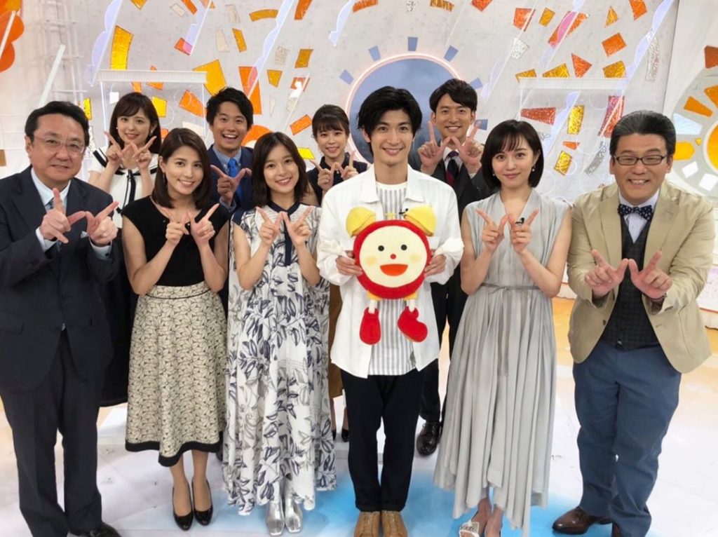 今夜9時スタート フジテレビ、電波ジャック中です
先程「めざましテレビ」にお邪魔しました!!
皆さんが一緒にTWポーズをしてくださいましたっ
. 
#TWOWE...