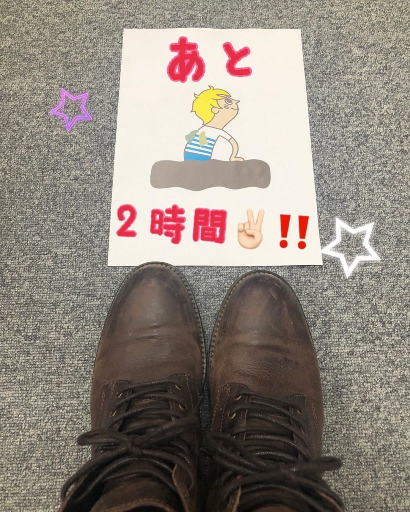 ＊﻿
‪＼セミオトコ放送スタートまで…‬﻿
‪あと2時間／‬﻿
﻿
‪やっと地上に出て来ることができました…‬﻿
﻿
‪#小さな羽が…‬﻿
‪#セミオくんの靴が...