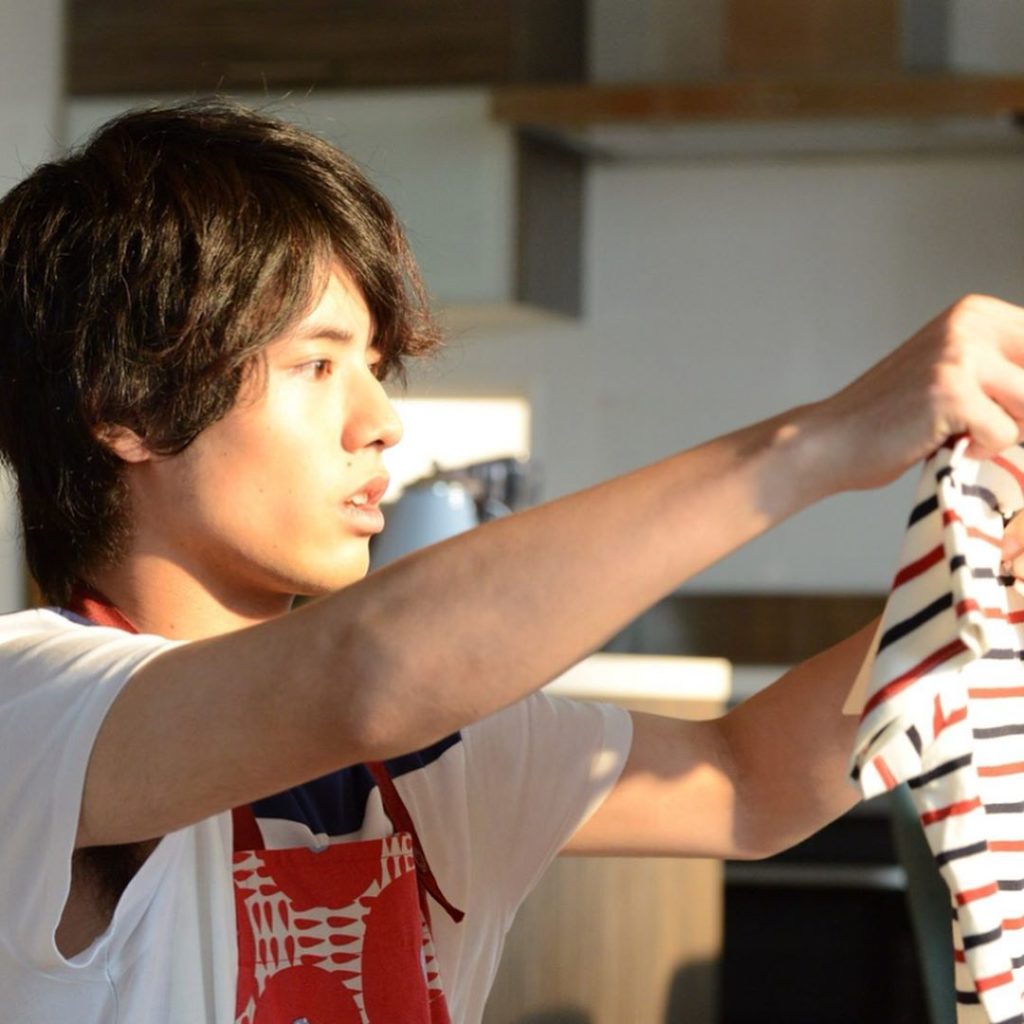 #わたし旦那をシェアしてた４話まであと２時間

雑用係としてシェアハウスに馴染んできた秀明、洗濯バージョンです
でも心のうちは複雑で… #小池栄子 #りょう #...