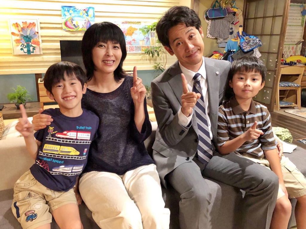 第2話放送まで、あと1時間
いよいよです準備はできてますかー
君嶋家も一致団結して1時間前ポーズでパチリ
.
#ノーサイドゲーム  #大泉洋 #松たか子 #市川...