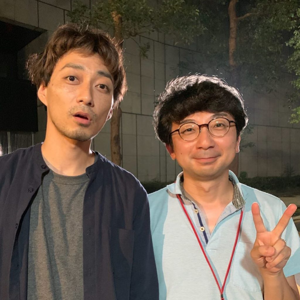 ﻿
そして！！！﻿
渋谷さん昨日オールアップでした﻿
記念に監督と﻿
﻿
なんと、本日わざわざスタジオにスイカの差し入れを持ってきてくださいました﻿
ありがとう...