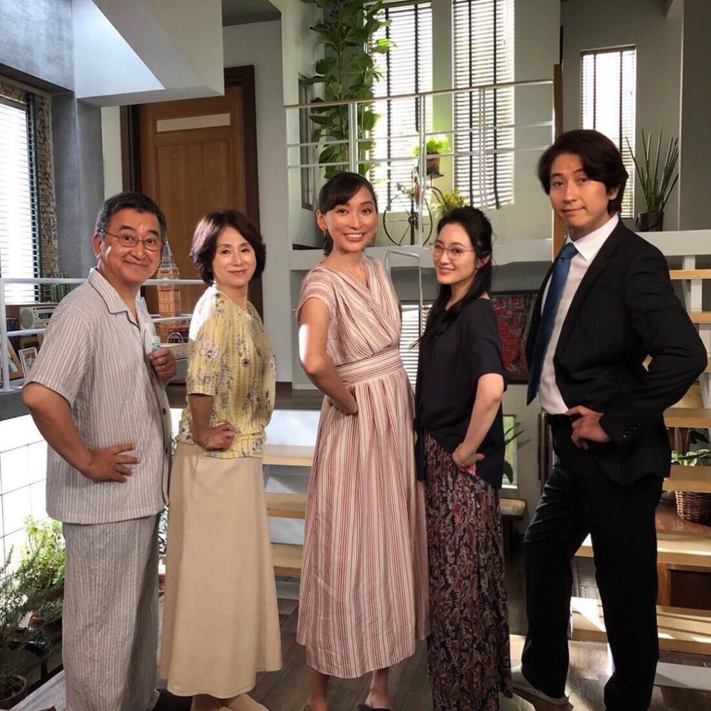 久しぶりの家族集合写真﻿
腰に手を当てて、全員で同じポーズをする皆さん﻿
﻿
#第4話 放送まで、#あと24時間﻿
お楽しみに﻿
﻿
#杏 #仲間由紀恵 #谷原...