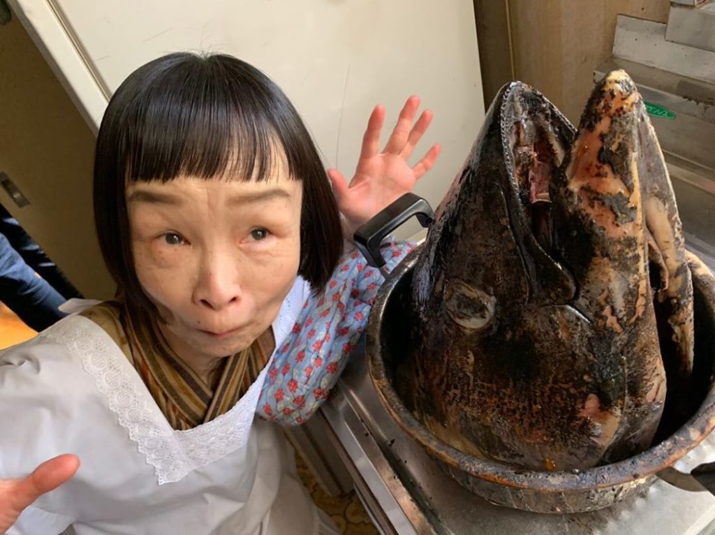 #ルパンの娘オフショット﻿
﻿
﻿
‪三雲マツ役の #どんぐり さん‬﻿
‪警察一家と泥棒一家がまさかの‬﻿
‪ご対面‬﻿
﻿
‪焦がしても〜たわ〜‬﻿
﻿
‪...