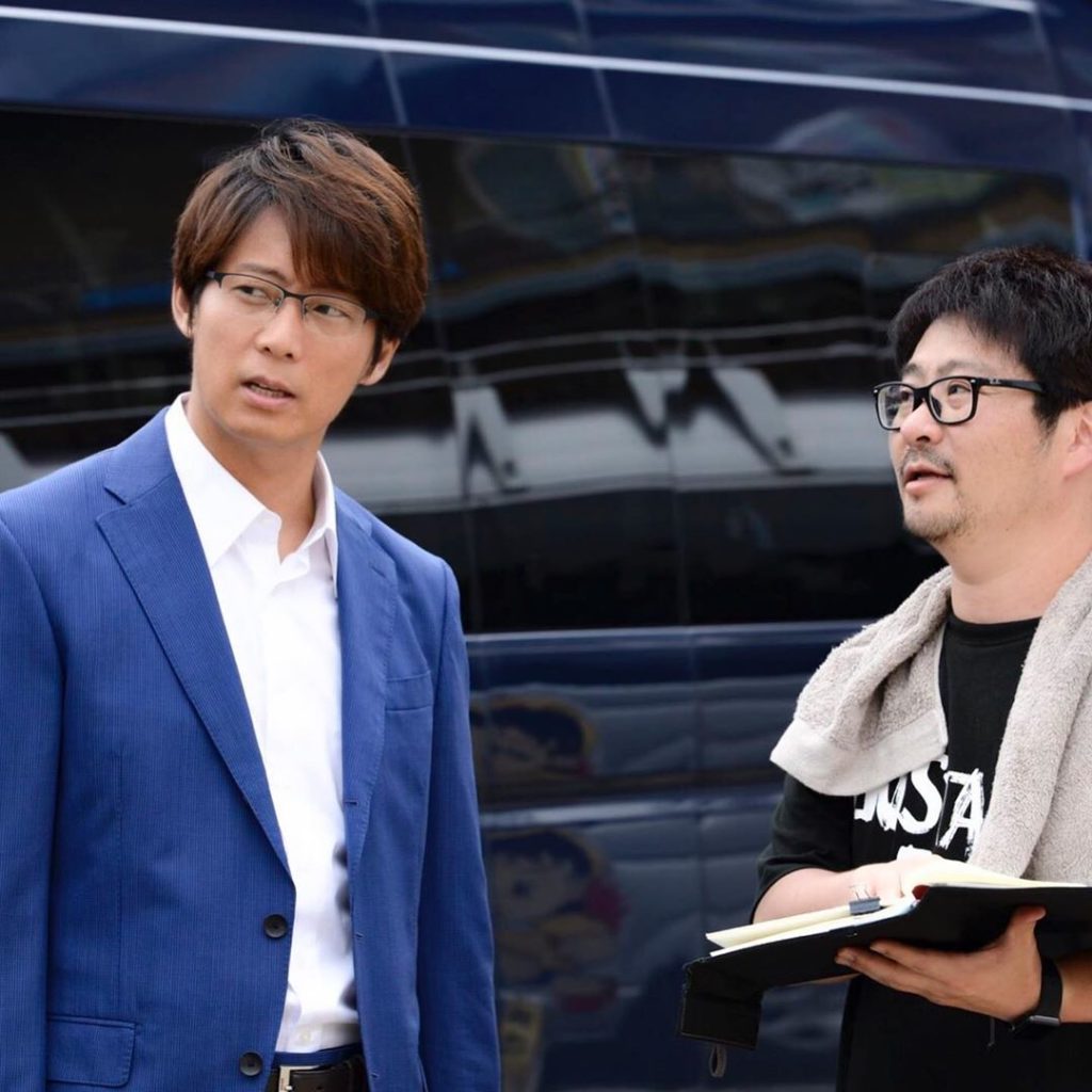 いよいよ今夜
“凶悪犯”森雄作がシェアハウスに乗り込んでくる
メガネ＆スーツ姿で何を企んでいるのか…

そんな５話の撮影時、監督と打合せ中のオフショットを入手
...