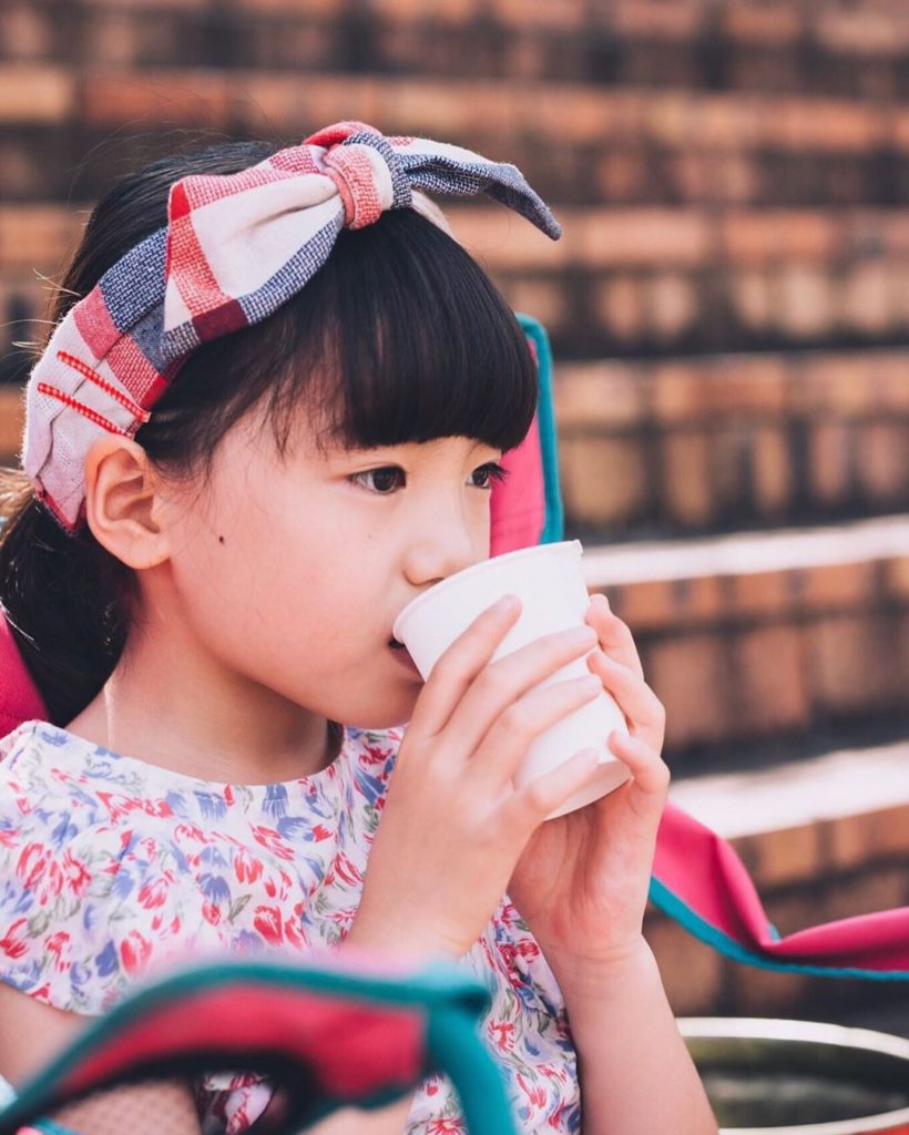 【TWO WEEKS 写真部 】
Photo by @takahiromiura_official 
2人で釣りに行った時のはなちゃん
お茶を飲みながら、コップ...