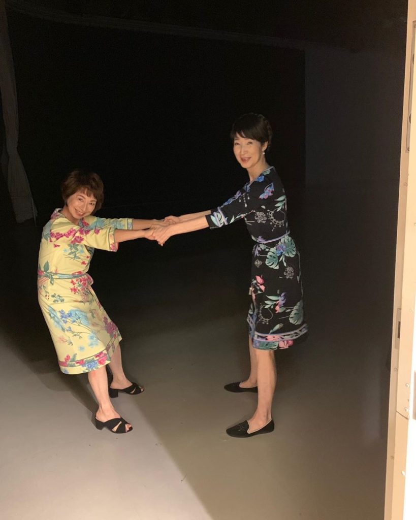 ＊セット裏で、体操している﻿
#ねじくぎ姉妹 を発見﻿
﻿
お二人の元気と美しさの秘訣でしょうか…﻿
﻿
それにしても、仲良しです…﻿
かわいい姉妹です♡﻿
﻿...