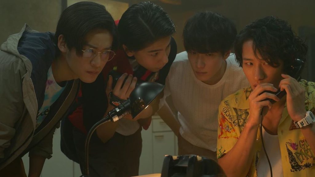 ‪第6話 あらすじ① ‬
‪広い墓地で何やら電話で話すモモ( #ラウール )、その傍らで道に迷っているサルサ( #岩本照 )、トリハダ( #渡辺翔太 )、ワンち...