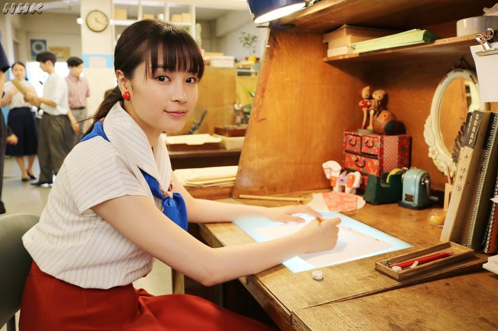 作画課の自分の机で作業する広瀬すずさんのオフショット。イッキュウさんと、明日はどうなる～？？？
⠀⠀
#朝ドラ #なつぞら #広瀬すず...