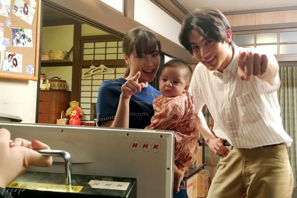 子どもが大好きな広瀬さんと中川さん。赤ちゃんと一緒にカメラチェックしていたところをパチリ。 
#朝ドラ #なつぞら #広瀬すず #中川大志...