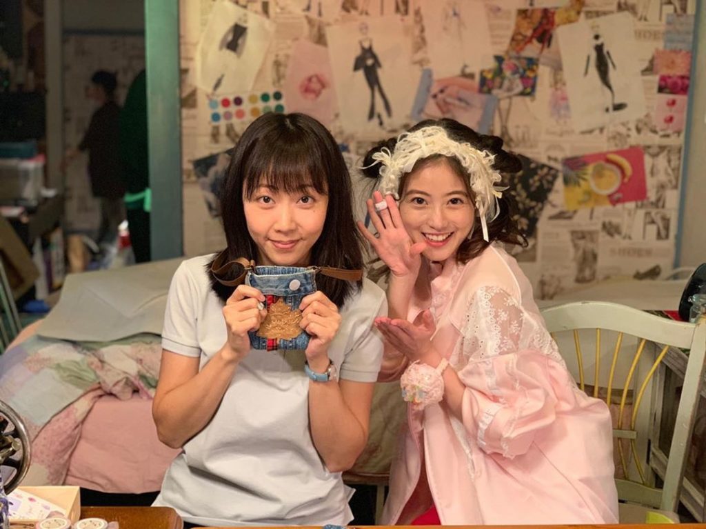 ＊‪美奈子のお部屋にて‬﻿
‪おかゆさん＆美奈子のツーショット‬﻿
﻿
‪ふたり並んでチクチク針仕事をする姿はほっこり和みます‬﻿
﻿
‪美奈子のファッション＆...