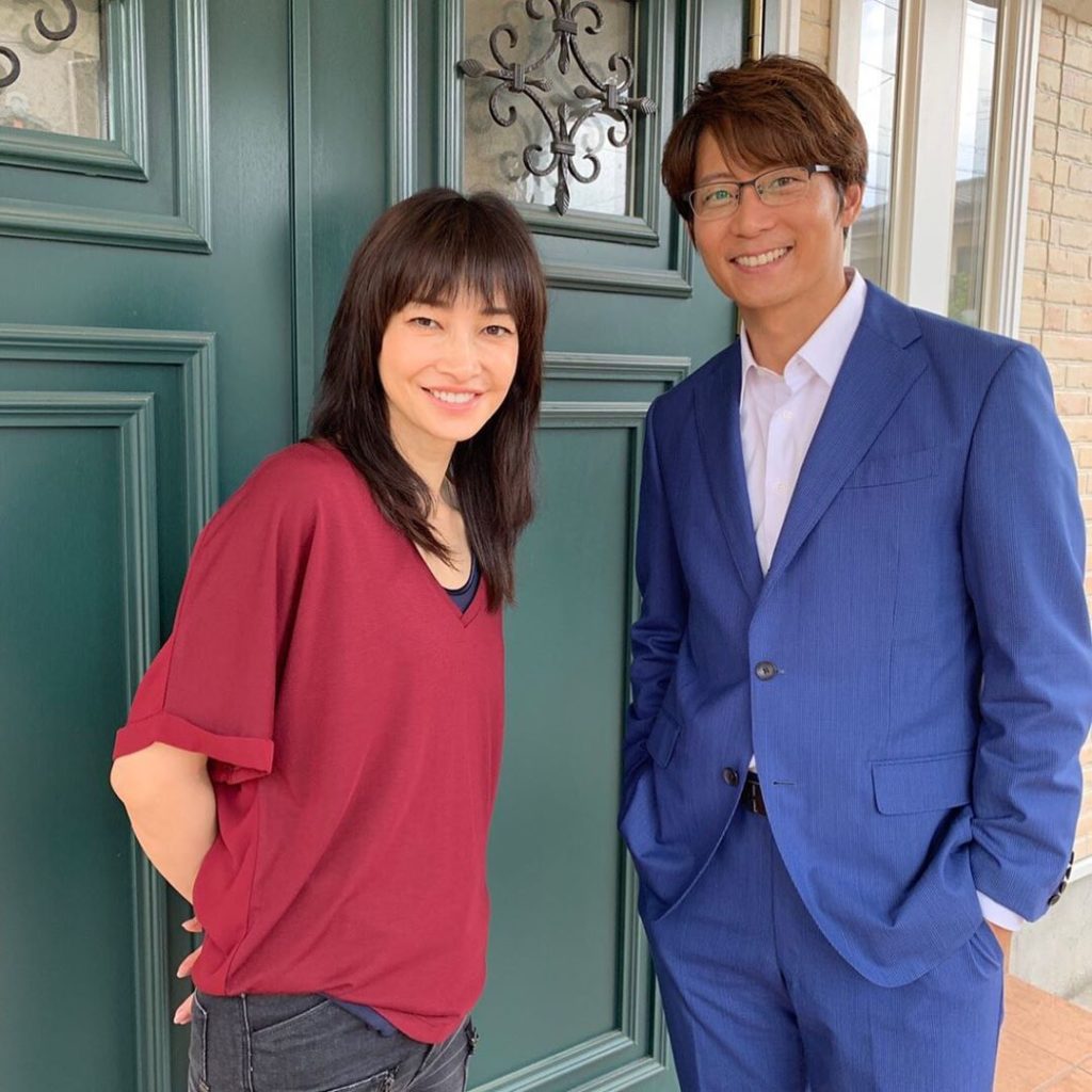 撮影合間のりょうさん&黒木さん。シェアハウス玄関前でのツーショットです

黒木さん演じる森雄作は秀明に殺害されてしまった…はずですが、昨日解禁されたHuluでの...