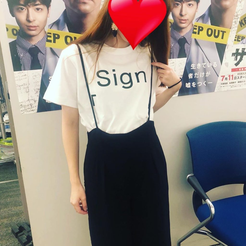 きゃー大森南朋さんから全てのキャスト、スタッフに「サインTシャツ」差し入れです！！
白と黒2バージョン！写真はプリティAPのカネコ  #サイン #大森南朋 #松...