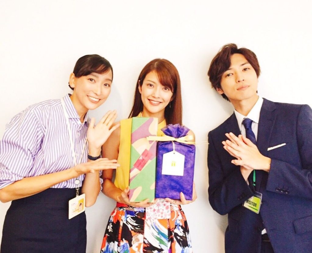 先日、#田中道子 さんのお誕生日を現場でお祝いしたのですが、その時のアザーカットを公開‬﻿
‪#杏 さん、そして第9話から登場する #桐山漣 さんも一緒にお祝い...