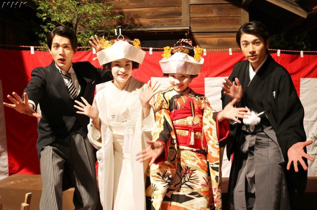 結婚式シーンは1日がかりで撮影しました。明るいお嫁さん2人と、優しいお婿さん2人、くだけたバージョンのオフショット。撮影風景の動画もどうぞ。
⠀⠀
#朝ドラ #...