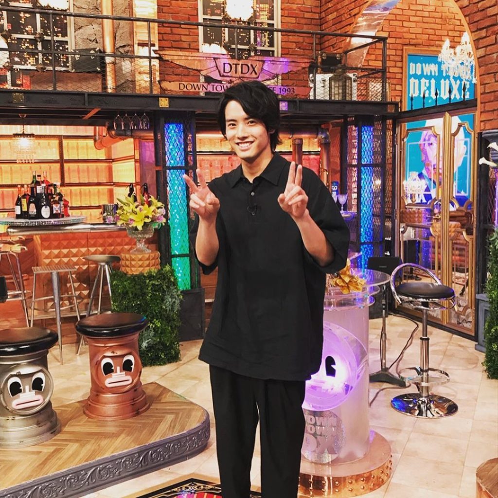 お知らせです

今夜10時～放送の『#ダウンタウンDX』に赤楚衛二さんが出演します セットを背景にダブルピース そして赤楚さんが演じる松田秀明の衝撃の過去が判明...