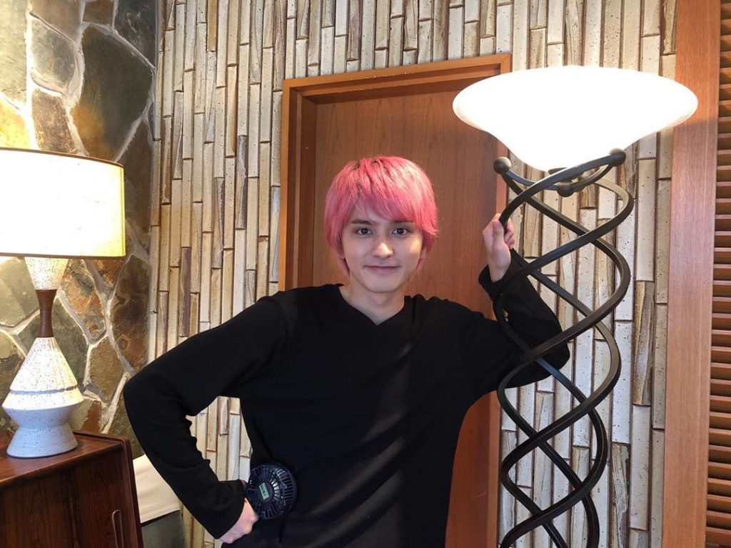 腰に手を当て可愛いポーズをしていますが、よーく見ると、手にミニ扇風機が(笑)
9話のロケ現場で撮りました

#瀬戸利樹
#偽装不倫 #第9話 #9月4日 #水曜...