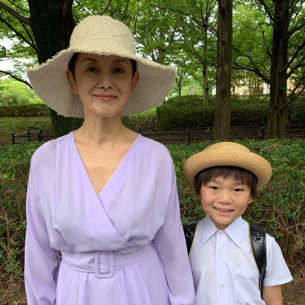 ‪シェアハウスの謎の管理人の正体が明らかに…！‬
‪若い頃の文江さんと、恭平少年です‬ ‪#夏木マリ #加賀谷光輝‬
‪#わたし旦那をシェアしてた #小池栄子 ...