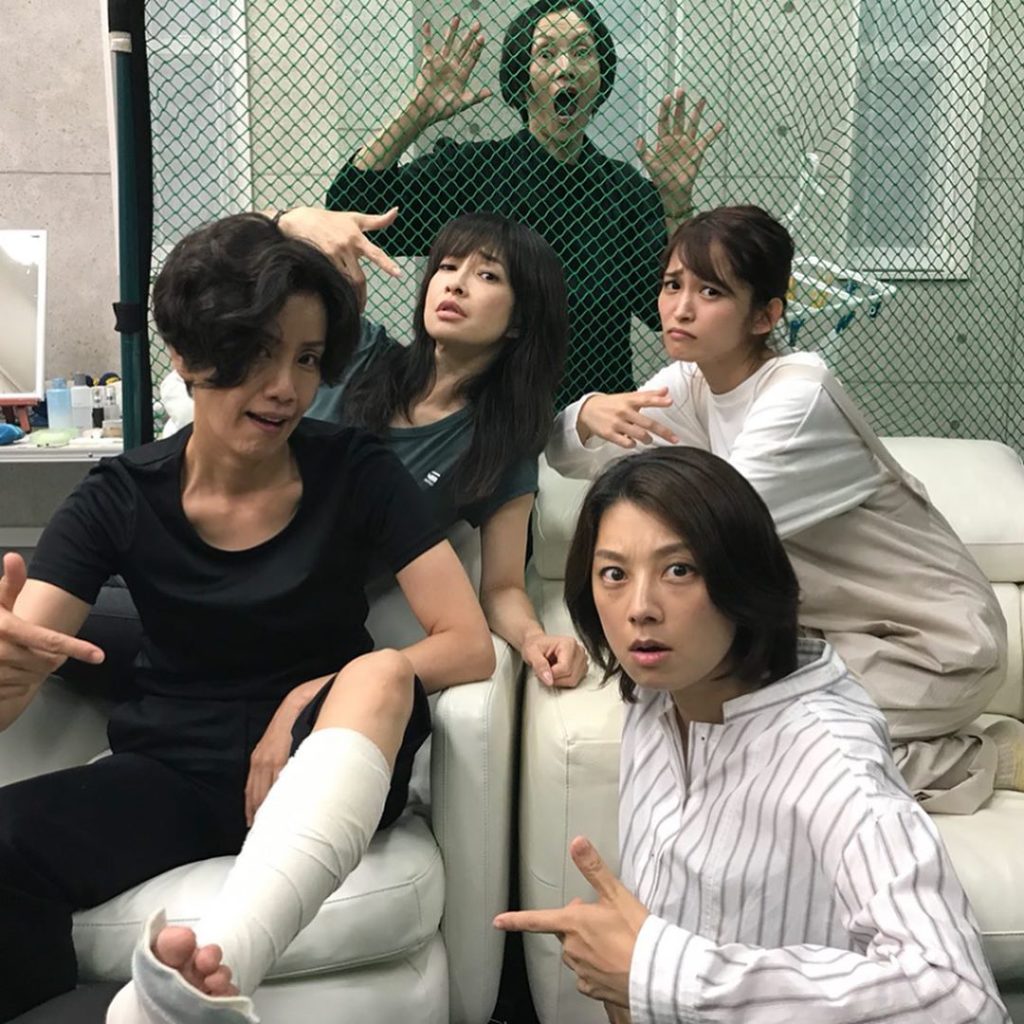 #わたし旦那をシェアしてた 支度部屋にて、女性陣のオフショット カメラに向かってとっさにこの表情…カッコイイ 衝撃の事件が待ち受ける第７話、今夜11:59放送で...