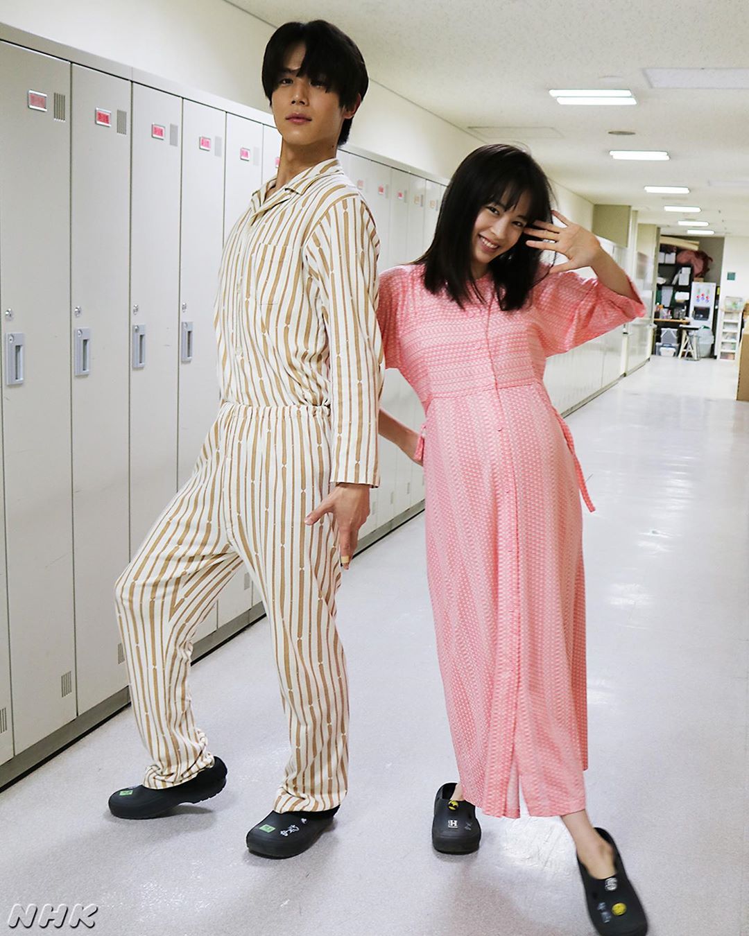 Nhk Natsuzora なつぞら 偶然通りかかったパジャマ姿のなっちゃんも写真撮影に参加 ノリノリでポージングする坂場夫妻 朝ドラ なつぞら 広瀬すず 中川大志 坂場夫妻 事 Media Wacoca Japan People Life Style Nhk Natsuzora なつぞら 偶然通りかかったパジャマ姿のなっちゃんも写真撮影に参加 ノリノリでポージングする坂場夫妻 朝ドラ なつぞら 広瀬すず 中川大志 坂場夫妻 事 Media Wacoca Japan People Life Style