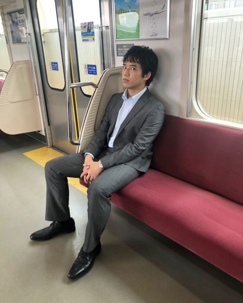 .
結城とすみれの関係を知ってしまった有馬
すみれが乾刑事を巻いたかと思ったら...
「有馬いたーー！」のシーンの撮影中です
.
#TWOWEEKS #TW #...