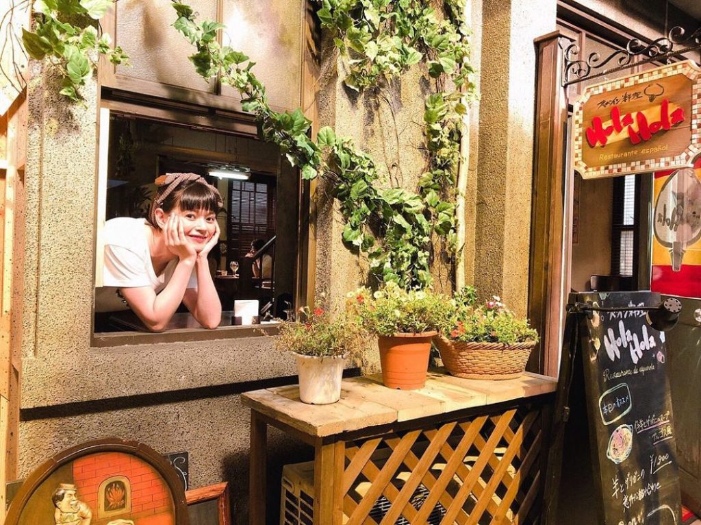 アルバイトの恵梨香(#夏子)が﻿
お店の窓からひょっこり﻿
so cute﻿
﻿
#2枚目と3枚目はアップver.﻿
#公式ツイッターのアザーカットも見てね﻿
...