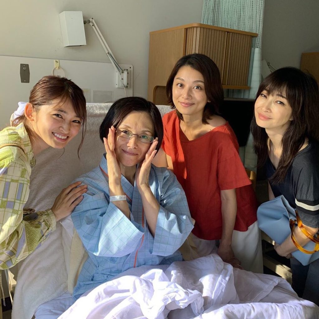 こんばんは、旦シェアです

文江さんが入院した病室でのオフショット

共同生活ですっかり打ち解けた“お義母様”と妻たちですが…大バトルの不穏な予感
最終章、お見...