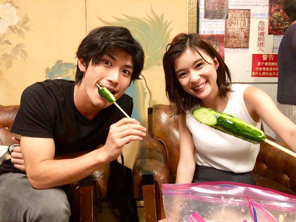 .
とある撮影現場にて。おふたりさん。
芳根ちゃんがキュウリの浅漬けを持ってきてくれました
スタッフも大喜び 夏バテ解消！
.
#TWOWEEKS #TW #火...