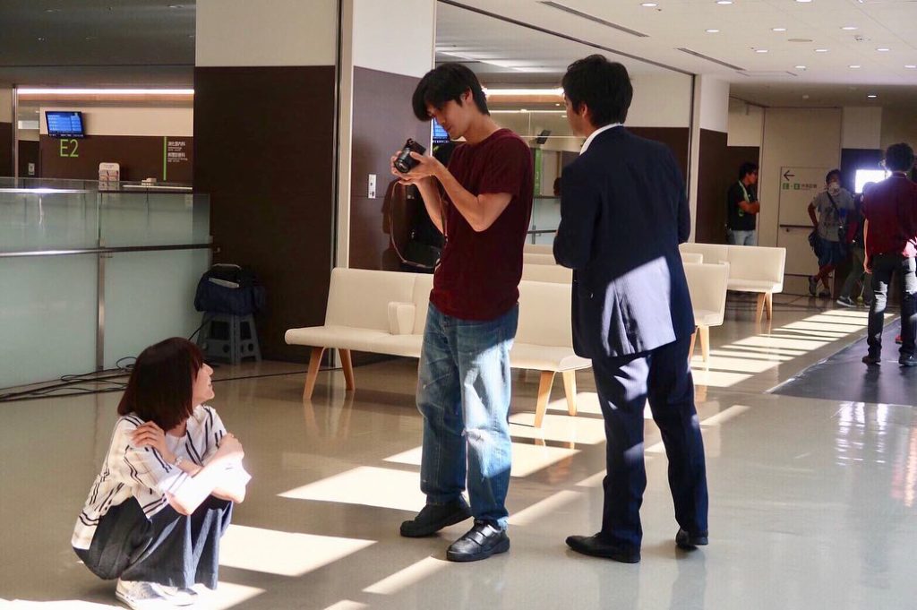 【TWO WEEKS 写真部 】 Photo by @twoweeks_ktv 
ドラマでは複雑な三角関係ですが...
同世代のお三方は撮影の合間、和気あいあい...