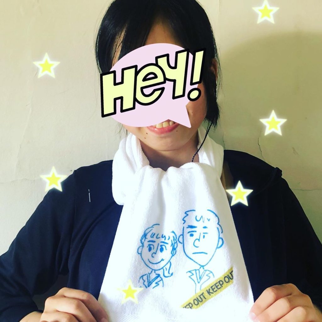 サイン本日も撮影中！なんと飯豊まりえさんからまりえオリジナル「サイン」タオルの差し入れが！！！柚木と景ちゃんの似顔絵入り！めっかわ！！
このイラスト、一発で描い...