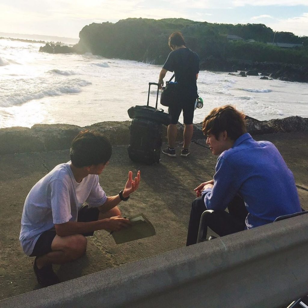 8話の未公開オフショット‬﻿
‪丈(#宮沢氷魚)が写真を撮りに海にやってくるシーン。
監督の話を真剣に聞きながら、お芝居の確認をする宮沢さん。‬﻿
‪スタンバイ...