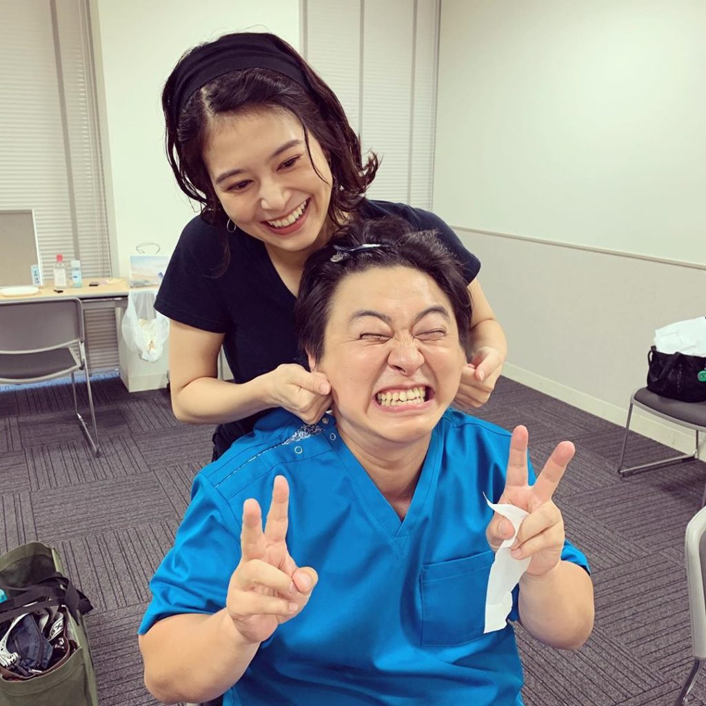 ﻿
#サイン﻿
小顔マッサージターイム﻿
﻿
#撮影終わって﻿
#帰る準備してるところに〜﻿
#マッサージ﻿
#ごりごりごりごり﻿
#小顔になーれ﻿
#さっつん...