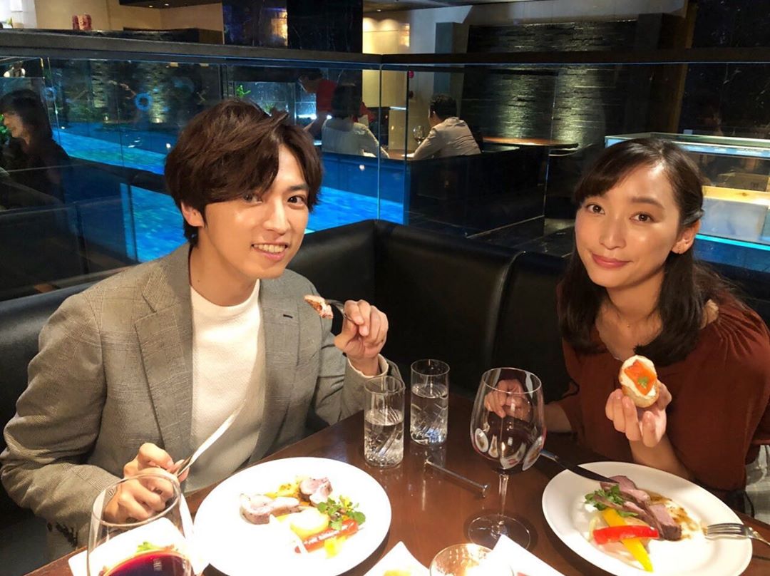 Ntv Gisouhurin 偽装不倫 今夜放送第9話のオフショット オシャレなワインバーで食事を楽しむ 鐘子 杏 と藤堂 桐山漣 仕事で知り合った藤堂から好意を寄せられる鐘子 丈 Media Wacoca Japan People Life Style