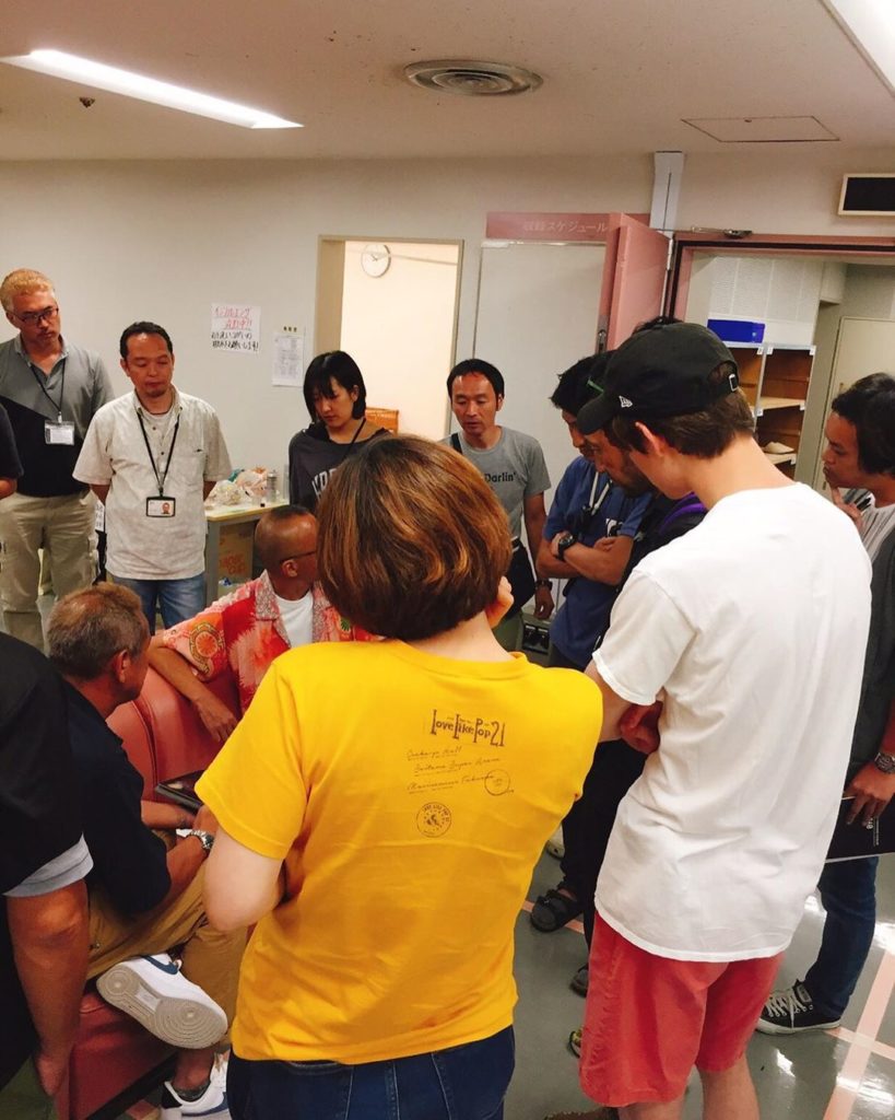 スタッフ打ち合わせに参加中‬﻿
撮影終わりでロケ打ちに参加中の #宮沢氷魚 さん。段取り(リハーサル)後のカット割り打ちに参加中の #瀬戸利樹 さん。本来は俳優...