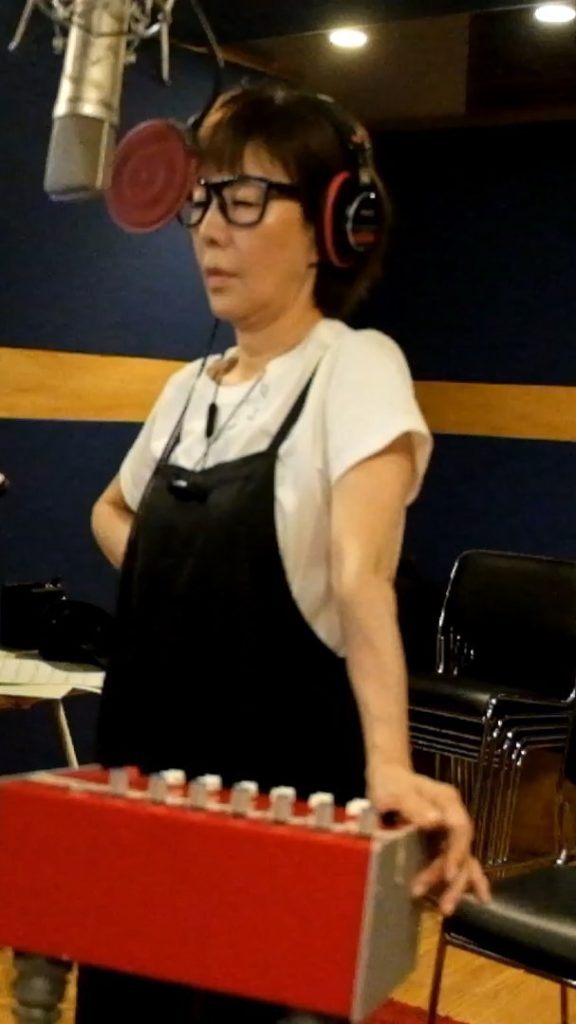 オープニングを歌うことになった煙カスミ役・戸田恵子さんのレコーディング風景をどうぞ。さまざまな歌い方を試したのですが、戸田さん提案の「行進するように楽しげに歌う...