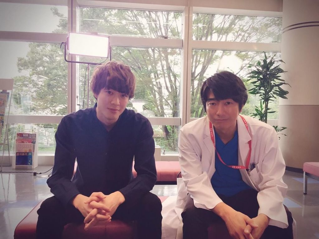 今夜放送最終回‬﻿
丈(#宮沢氷魚)と一之瀬先生(#眞島秀和)のオフショット 丈が一之瀬に思いを吐露する重要なシーンの撮影では、お芝居について監督と真剣に話し込...