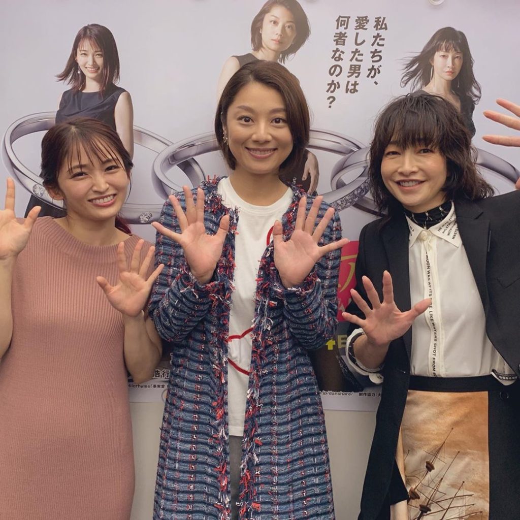 最終回記念 “妻”たちのサイン入り特大ポスターを1名様にプレゼントします！ 小池さん・りょうさん・岡本さんに、３人のバックに貼ってある特大ポスター（B0サイズ）...