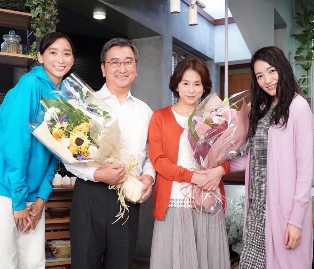 ‪クランクアップ‬﻿
鐘子(#杏)と葉子(#仲間由紀恵)の父・幸一役の #伊沢弘 さん、母・みき子役の #朝加真由美 さん。仲間さんから伊沢さんへ、杏さんから朝...