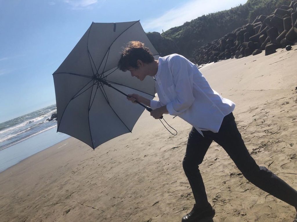 日傘で強風と格闘中？(笑)﻿
8話の未公開オフショットです﻿
なんだかとても楽しそうですね﻿
ドラマの中ではなかなか見られない﻿
無邪気な‪丈(#宮沢氷魚)をど...